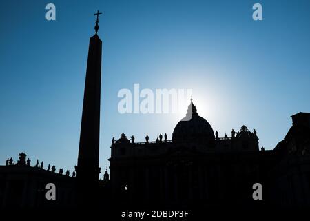 Basilica di San Pietro | Ostansicht des Petersdoms Foto Stock