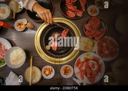 Barbecue giapponese su un piano cottura Chacoal caldo. Grigliare il manzo Matsusaka sulla padella. Matsushaka, Giappone. (La carne bovina più costosa del Giappone) Foto Stock