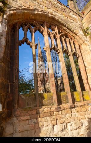 Campanile della chiesa della Santa Trinità visto attraverso le finestre bombate della vecchia cattedrale, Coventry, Inghilterra, Regno Unito Foto Stock