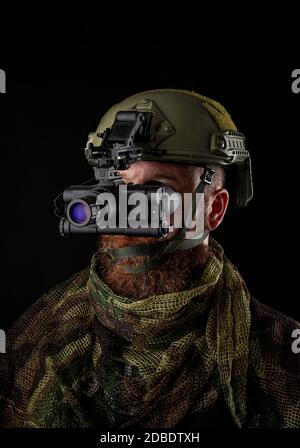 Dispositivo di visione notturna collegato al casco. Un dispositivo speciale per l'osservazione al buio. Attrezzature per militari, polizia e forze speciali. Foto Stock