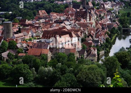 Borgo medievale del vino sul fiume Foto Stock