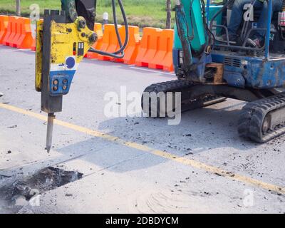 Lavori stradali, escavatore per cantieri edili Foto Stock