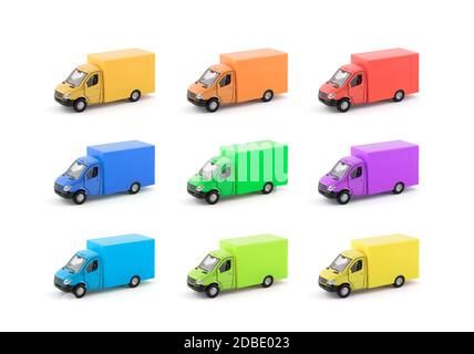 Gruppo di camion colorati per la consegna del carico su sfondo bianco Foto Stock