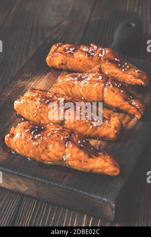 Filetto di salmone alla griglia glassato in deliziosa salsa teriyaki Foto Stock