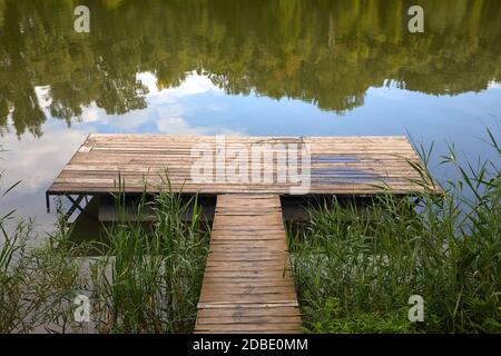 Paesaggio del molo sul lago in autunno tempo soleggiato Foto Stock