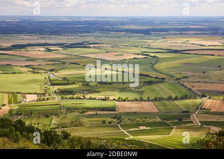 Vista da una collina su campi agricoli, pianura paesaggio pianeggiante Foto Stock