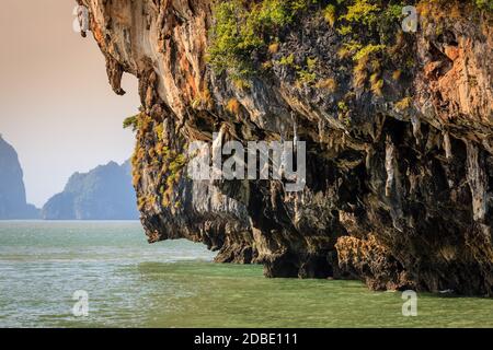 Guarda da vicino le formazioni rocciose simili a stalattiti sull'isola di Koh Hong in Thailandia Foto Stock