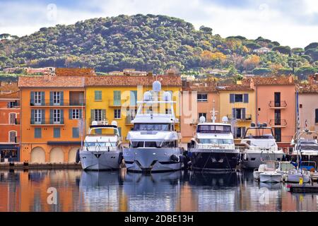 Coloratissimo porto di Saint Tropez a Cote d Azur vista, Alpes-Maritimes dipartimento nel sud della Francia Foto Stock