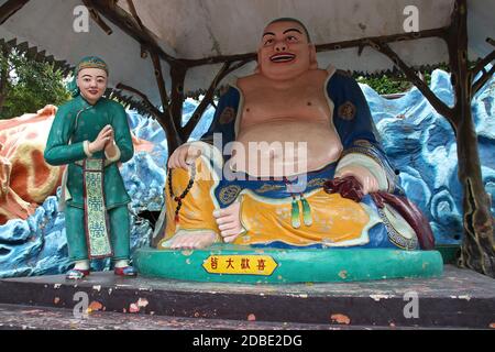 statua di un buddha cinese a haw par villa in singapore Foto Stock