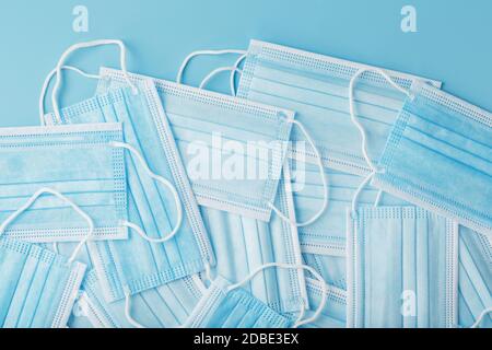 Le maschere mediche di protezione sono disposte come sfondo a schermo intero. Protezione contro le malattie di virus e batteri. Foto Stock