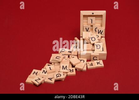 lettere tegole in legno che fuoriescono da una scatola Foto Stock