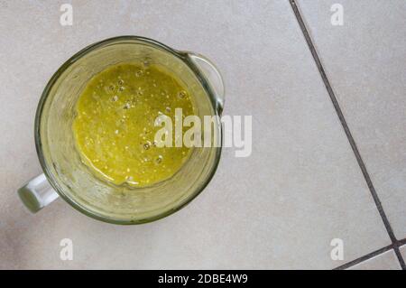 Preparazione di tomatillo verde messicano e salsa di peperoncino, cibo messicano. Ingerdient nel vaso frullatore, salsa nel vaso frullatore Foto Stock