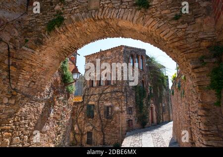 Peratallada borgo medievale, sito di interesse storico-artistico, comune di Forallac, Baix Emporda, la Costa Brava, regione Emporda, Girona Provisional Foto Stock