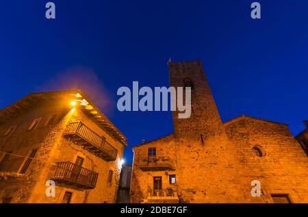 Santa Pau villaggio, la Garottxa regione, la Garottxa Parco Naturale, Girona Provincia, Catalogna, Spagna Foto Stock