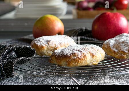 tasche fatte in casa torta di mele appena sfornate su una griglia di raffreddamento Foto Stock