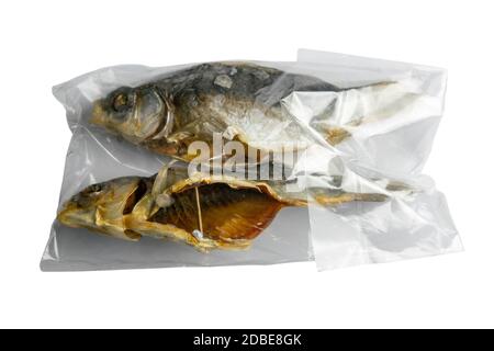 Pesci crogiani salati essiccati in una confezione trasparente isolata su fondo bianco. Snack alla birra. Foto Stock