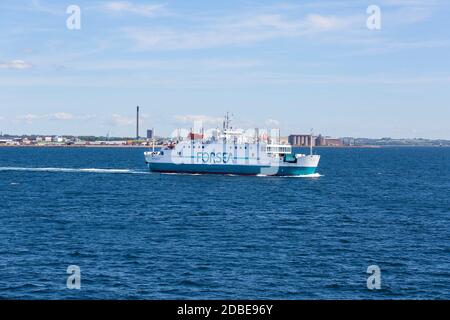 Helsingor, Danimarca - 23 giugno 2019: Traghetto passeggeri per navigare lungo il percorso tra il porto di Helsingor e il porto di Helsingor in Svezia, vista da Kronborg CA Foto Stock