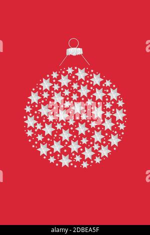 Silver star astratto round Natale bauble su sfondo rosso. Concetto di design natalizio per le feste natalizie. Spazio di copia. Foto Stock