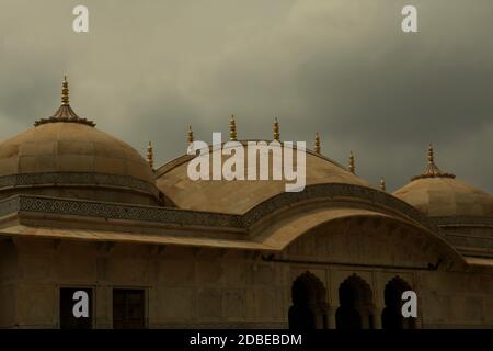 Tetti di Mirror Palace (Sheesh Mahal) all'interno del complesso di Amer Fort ad Amer, Rajasthan, India. Foto Stock