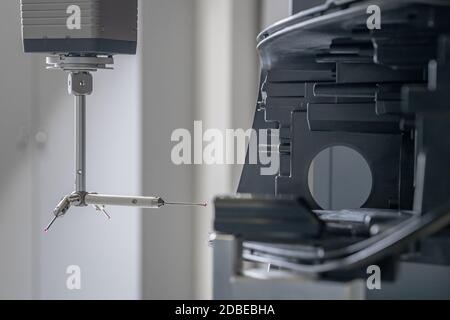 misurazione 3d accurata di getti in plastica su una moderna macchina per l'industria automobilistica, controllata da computer, industria dei programmi 4.0. Foto Stock