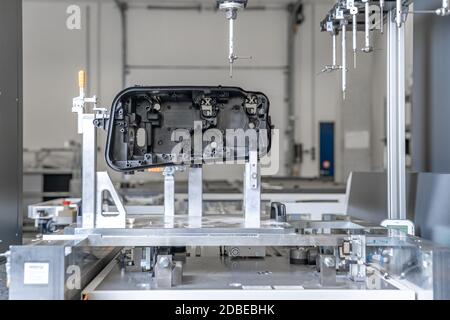 Misurazione di getti in plastica tecnologia 3D nel centro di ricerca. Foto Stock