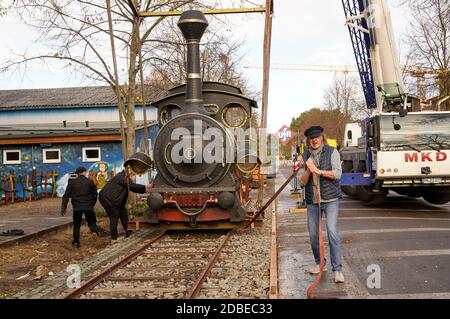 Potsdam, Germania. 16 Nov 2020. Un altro film prop per la collezione 'Giant Props' di originali insoliti, la locomotiva 'Emma' dei film di Jim Knopf, sarà allestita sulla strada dei giganti nel parco cinematografico di Babelsberg. Il gestore del parco cinematografico e il 'autista di locomotiva' Friedhelm Schatz organizzarono il trasporto. Potsdam, 16 novembre 2020 | Usage worldwide Credit: dpa/Alamy Live News Foto Stock