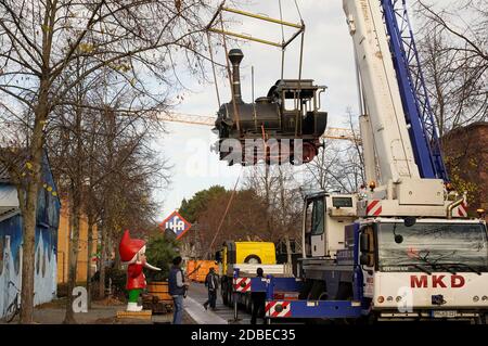 Potsdam, Germania. 16 Nov 2020. Un altro film prop per la collezione 'Giant Props' di originali insoliti, la locomotiva 'Emma' dei film di Jim Knopf, sarà allestita sulla strada dei giganti nel parco cinematografico di Babelsberg. Il gestore del parco cinematografico e il 'autista di locomotiva' Friedhelm Schatz organizzarono il trasporto. Potsdam, 16 novembre 2020 | Usage worldwide Credit: dpa/Alamy Live News Foto Stock