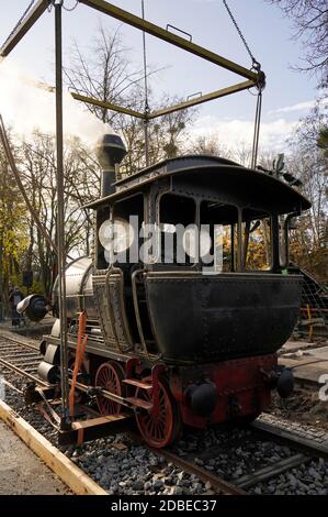 Potsdam, Germania. 16 Nov 2020. Un altro film prop per la collezione 'Giant Props' di originali insoliti, la locomotiva 'Emma' dei film di Jim Knopf, sarà allestita sulla strada dei giganti nel parco cinematografico di Babelsberg. Il gestore del parco cinematografico e il 'autista di locomotiva' Friedhelm Schatz organizzarono il trasporto. Potsdam, 16 novembre 2020 | Usage worldwide Credit: dpa/Alamy Live News Foto Stock