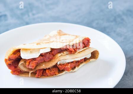 vista frontale della crepe sobrasada e del formaggio Foto Stock