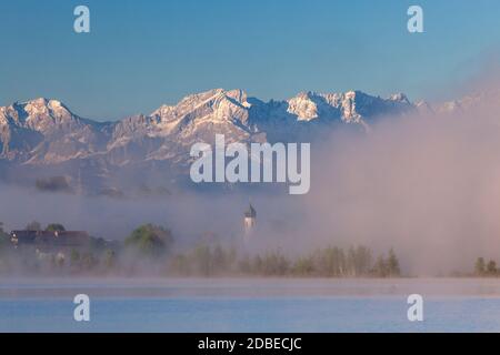 Geografia / viaggio, Germania, Baviera, Riegsee, Riegsee e chiesa Froschhausen fuori Wetterstein , diritti-aggiuntivi-clearance-Info-non-disponibile Foto Stock