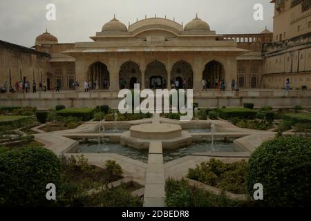 Giardino e il cortile anteriore di Mirror Palace (Sheesh Mahal) nel complesso di Amer Fort ad Amer, Rajasthan, India. Foto Stock