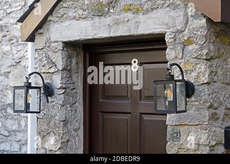 Dettaglio della porta d'ingresso, Appartamento numero 8, Black Swan Apartments, Beast Banks, Kendal, Cumbria, Inghilterra, Regno Unito, Europa. Foto Stock