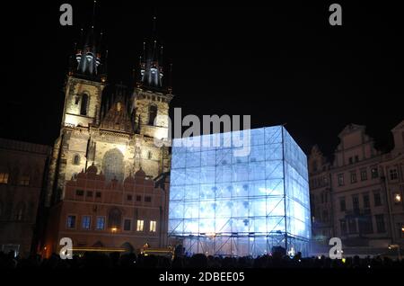 Praga, Repubblica Ceca. 17 Ott 2013. Il primo anno del più grande festival della luce nella Repubblica Ceca inizia il 17 ottobre 2013. Ipercubo degli architetti francesi Pierre Schneider e Francoise Wunschel raffigurato sulla Piazza della Città Vecchia di Praga. *** Local Caption Credit: Slavek Ruta/ZUMA Wire/Alamy Live News Foto Stock