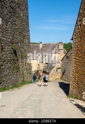 Beynac et Cazenac, Francia - 4 Settembre 2018: i turisti nelle strade di ciottoli di Beynac et Cazenac village, la Dordogne, Francia Foto Stock