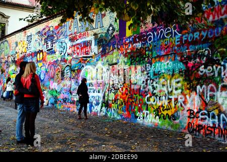 Praga, Repubblica Ceca. 19 Ott 2013. PRAGA, LENNON JOHN, MURO. I turisti si trovano accanto al muro commemorativo dedicato all'ex musicista britannico dei Beatle John Lennon di fronte all'ambasciata francese il 20 ottobre 2013 a Praga, nella Repubblica Ceca. *** Local Caption Credit: Slavek Ruta/ZUMA Wire/Alamy Live News Foto Stock
