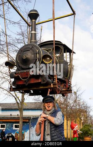 Potsdam, Germania. 16 Nov 2020. Un altro film prop per la collezione 'Giant Props' di originali insoliti, la locomotiva 'Emma' dei film di Jim Knopf, sarà allestita sulla strada dei giganti nel parco cinematografico di Babelsberg. Il gestore del parco cinematografico e il 'autista di locomotiva' Friedhelm Schatz organizzarono il trasporto. Potsdam, 16 novembre 2020 | Usage worldwide Credit: dpa/Alamy Live News Foto Stock