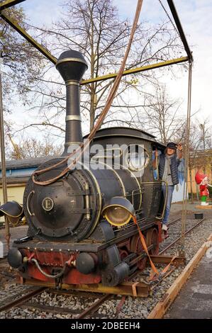 Potsdam, Germania. 16 Nov 2020. Un altro film prop per la collezione 'Giant Props' di originali insoliti, la locomotiva 'Emma' dei film di Jim Knopf, sarà allestita sulla strada dei giganti nel parco cinematografico di Babelsberg. Il gestore del parco cinematografico e il 'autista di locomotiva' Friedhelm Schatz organizzarono il trasporto. Potsdam, 16 novembre 2020 | Usage worldwide Credit: dpa/Alamy Live News Foto Stock