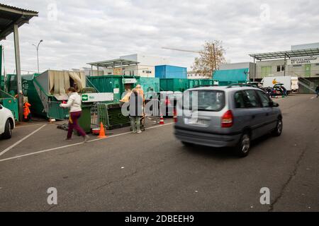 Friburgo, Germania. 13 Nov 2020. Un'auto si muove sui terreni del cantiere di riciclaggio St. Gabriel della società di gestione dei rifiuti e di pulizia della città ASF della città di Friburgo. L'attuale blocco dovuto alla pandemia della corona sta causando una forte corsa ai cantieri di riciclaggio e di materiali riutilizzabili delle aziende municipali di smaltimento dei rifiuti. Molti cittadini usano il tempo che si è guadagnato a casa per risolvere i rifiuti superflui. Credit: Philippe von Ditfurth/dpa/Alamy Live News Foto Stock