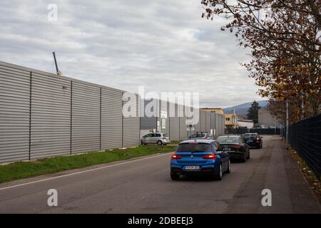 Friburgo, Germania. 13 Nov 2020. Le auto sono parcheggiate di fronte all'ingresso del cantiere di riciclaggio St. Gabriel della società di gestione dei rifiuti e di pulizia della città ASF della città di Friburgo. L'attuale blocco dovuto alla pandemia della corona sta causando una forte corsa ai cantieri di riciclaggio e di materiali riutilizzabili delle aziende municipali di smaltimento dei rifiuti. Molti cittadini usano il tempo che si è guadagnato a casa per risolvere i rifiuti superflui. Credit: Philippe von Ditfurth/dpa/Alamy Live News Foto Stock