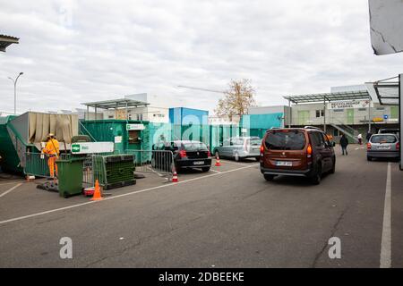 Friburgo, Germania. 13 Nov 2020. Un'auto si muove sui terreni del cantiere di riciclaggio St. Gabriel della società di gestione dei rifiuti e di pulizia della città ASF della città di Friburgo. L'attuale blocco dovuto alla pandemia della corona sta causando una forte corsa ai cantieri di riciclaggio e di materiali riutilizzabili delle aziende municipali di smaltimento dei rifiuti. Molti cittadini usano il tempo che si è guadagnato a casa per risolvere i rifiuti superflui. Credit: Philippe von Ditfurth/dpa/Alamy Live News Foto Stock