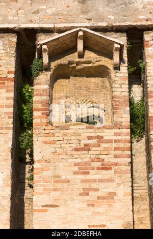 Sirmione, Italia - 29 settembre 2018: Castello Scaligero (Castello Scaligero) in pietra medievale del XIII secolo sul Lago di Garda, provincia di Brescia Foto Stock