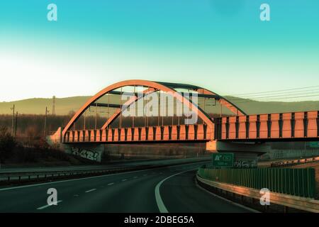 Finitura color rame su un'autostrada al tramonto colorato Foto Stock