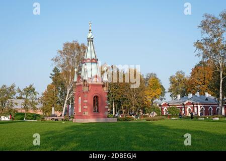 Kronstadt, San Pietroburgo, Russia - 27 settembre 2020: Cappella degli apostoli Pietro e Paolo sul territorio dell'Ammiragliato del Molo dell'Imperatore Pietro Foto Stock