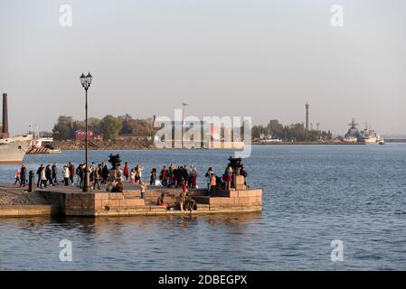 Kronstadt, San Pietroburgo, Russia - 27 settembre 2020: La gente guarda la baia e scatta fotografie al molo di Petrovskaya Foto Stock