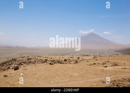 Il Lago Natron area paesaggio, Tanzania, Africa. Ol Doinyo Lengai. Montagna di Dio. Panorama africano Foto Stock