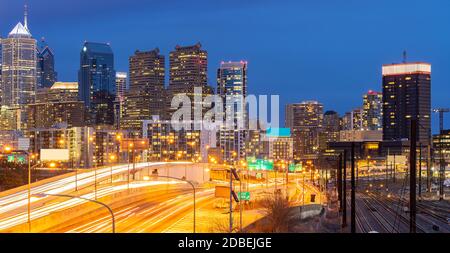 Panorama di Philadelphia grattacielo grattacieli edificio crepuscolo tramonto con autostrada trasporto stradale urbano nel centro di Philly città di Philadelp Foto Stock