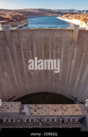 Glen Canyon Dam con il lago Powell nella zona rurale del deserto della città di Page Arizona, Stati Uniti. USA Landmark Environmental Water Resources Reservoir an Foto Stock