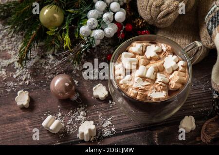 Regali di Natale e cacao caldo con marshmallows sul tavolo di legno. Foto Stock