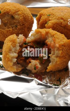 Aprire l'arancino, mostrando il riso e ragÃ¹ ripieno Foto Stock