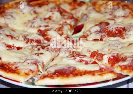 Pezzi di pizza fresca appetitosa con ingredienti deliziosi primo piano. Fast food cucinato. Piatto fast food. Cibo in pizzeria Foto Stock